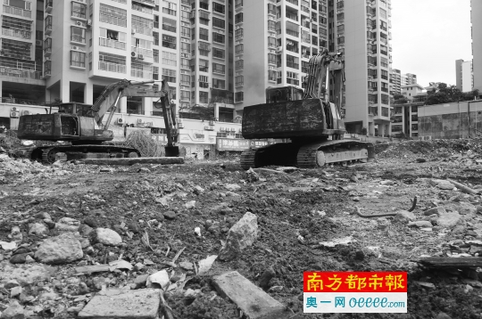 　张先生带记者查看已经成为废墟的兰埔综合楼旧址。