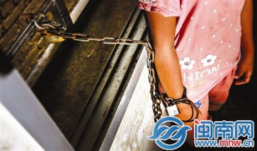 13岁少女2年出走7次 奶奶无奈为其拴上铁链