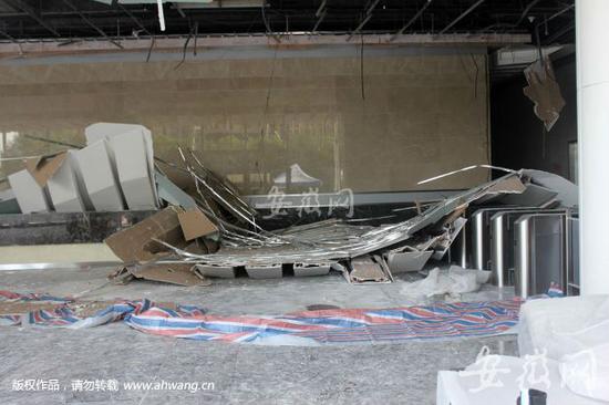 芜湖金鹰国际广场天花板坠落 女保洁员被砸身亡