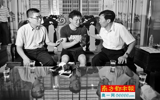 昨日，东莞市委常委、市政法委书记邓志广（右一）率领多部门负责人慰问汪旺家人（中），送去8万元慰问金。南都记者 陈奕启 摄