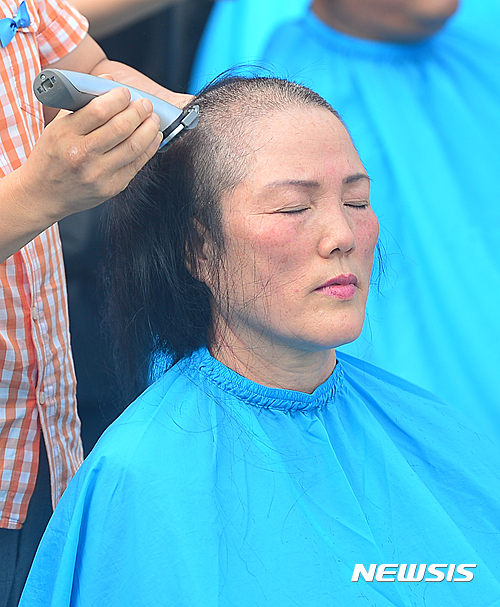 韩国民众集体削发抗议部署萨德