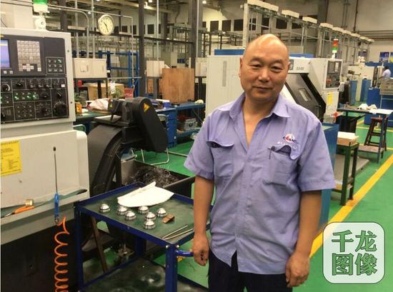 日前，千龙网记者走进中国航天科工集团公司二院699厂64车间，拜访了王保森师傅。图为他的工作场景。千龙网记者 张志兴 摄