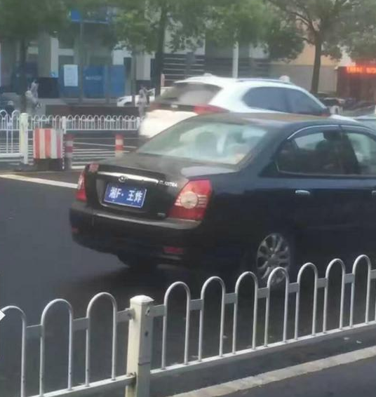 此时天尚光亮，“牛”车便开上了大路。