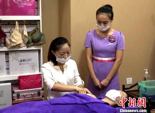 美女不做记者当催乳师 成母婴护理"大亨"