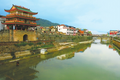 　长汀加大对客家母亲河汀江的保护，让母亲河绿水长流。图为长汀城区汀江河段。（图片由福建日报提供）