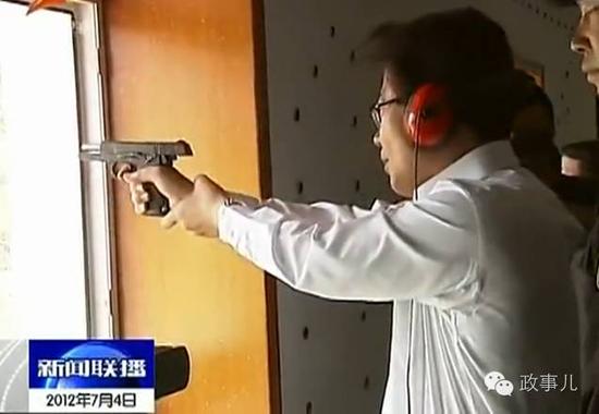 2012年7月4日，张春贤来到驻乌鲁木齐某反恐部队参与实弹射击。