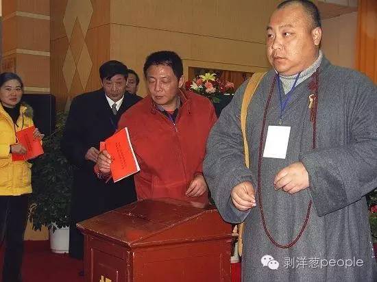 龙兴寺住持广闻法师（右一）在参加活动。图片来自网络。