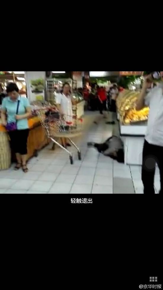 女子超市内刺死老人
