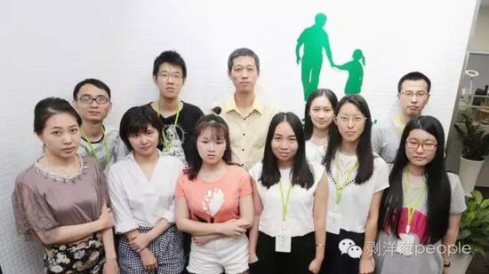 2016年6月，魏文锋（中）和团队部分成员合影。受访者供图