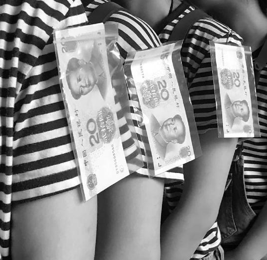 餐厅用人民币做服务员名牌 顾客不满可直接摘走