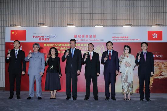 　　行政长官梁振英（左四）、中联办副主任杨建平（左六）、外交部驻港副特派员佟晓玲（左三）、蔡冠深基金会主席蔡冠深（左五）、中山市政协主席丘树宏（左二）等出席。