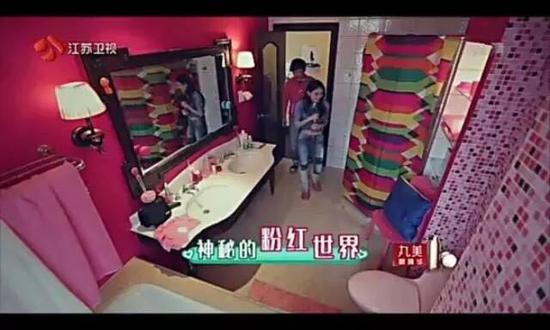 乔任梁家里粉色系的装修。