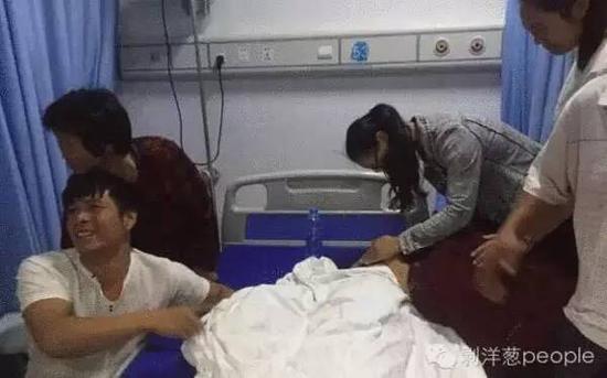 陈佳好（化名）的亲属在他的遗体前