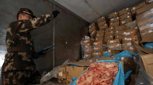 2016年2月，广东一边防官兵清点登记涉嫌走私的冻品（来源：新华网）