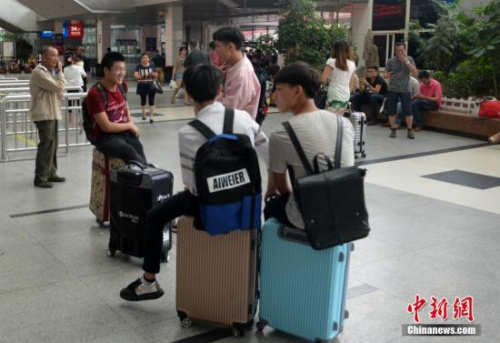 9月27日，受今年第17号台风“鲇鱼”影响，由福州火车站开往厦门、深圳、上海、杭州、长沙等地动车组列车大面积停运。9月27日至29日，南昌铁路局福州客运段担当的动车组列车停运172趟，普速列车停运7趟。吕明 摄