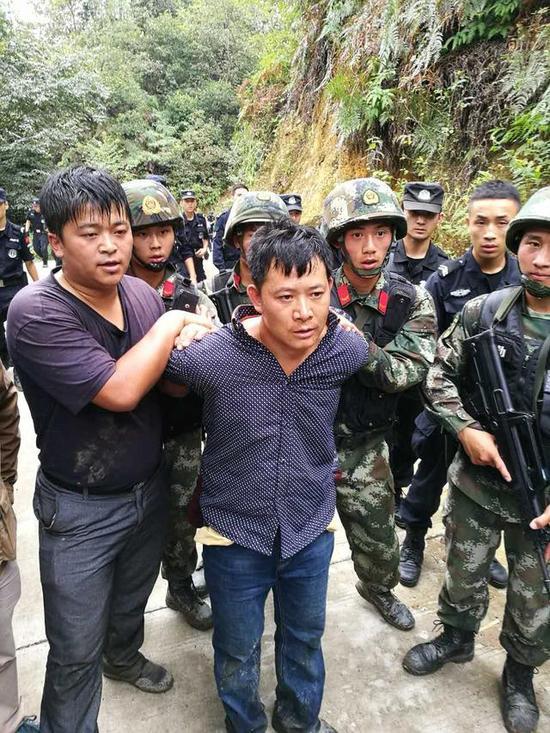 一家四口遭残忍杀害 600名警力围山抓凶手