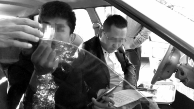 经过一宿排队，挂号成功后，号贩子团伙相关人员发给记者一百元钱。