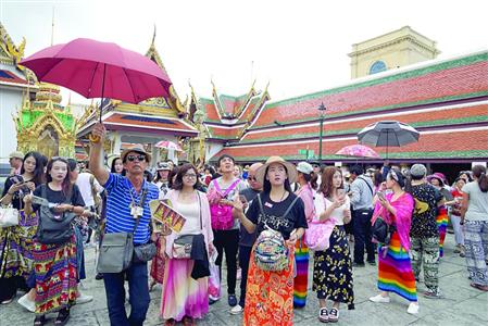 　　中国游客在泰国曼谷大皇宫景区游览　/CFP 