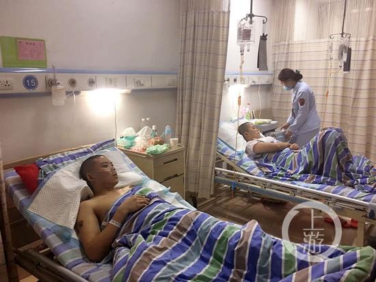 10月7日,新桥医院,崔冬和妹妹躺在病床上接受治疗.