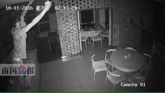 现实版掩耳盗铃:小偷行窃拆走摄像头被拍下(图)