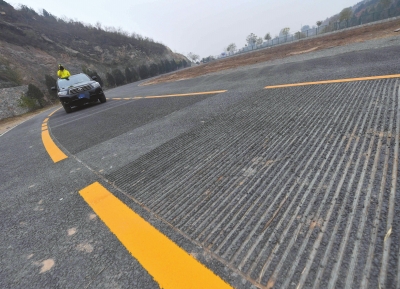 路面上有汽车经过时会发出《歌唱祖国》的乐曲声。京华时报记者陶冉摄