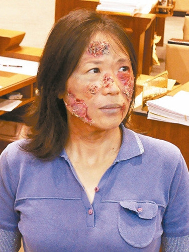 吕美玲化核灾妆（图），模样吓人。 台湾《联合报》记者吴淑君／摄影