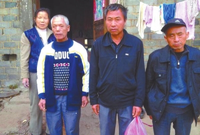 已被判死缓、在狱中服刑的4个村民的家人一直在为儿子喊冤。