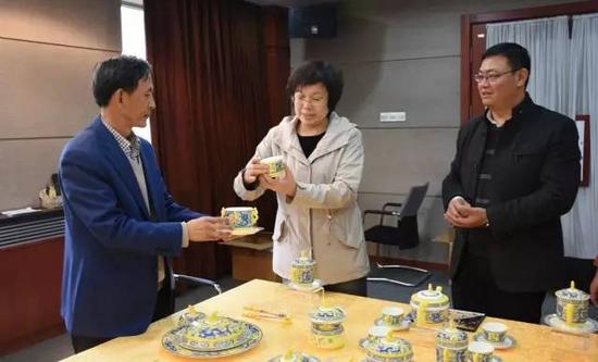 11月18日，在升级版中华龙进京前夕，市委常委、宣传部长毕荣青（中）带领媒体到硅元展厅为中华龙送行