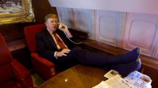 2000年，特朗普在自己的私人飞机上打电话。（图片来源：英国广播公司网站）
