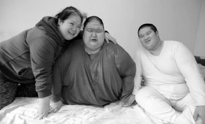 单亲妈妈哭诉求助:大儿子500斤,二儿子250斤