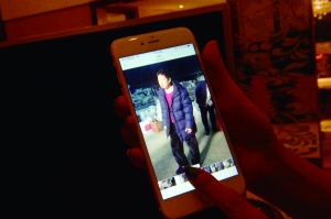 工作人员向记者展示李春平去库房查看古董的现场照片。