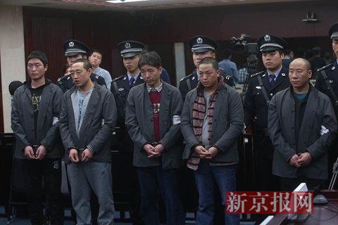 5名被告人马海有布(右一),吉则阿支(右二),程庭虎(右三),吉则达则(右
