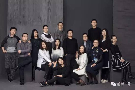 停刊前，报社为历代京华人拍合影，这是其中一张。