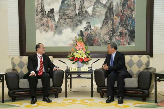 蔡冠深率香港中华总商会访粤 胡春华等会见