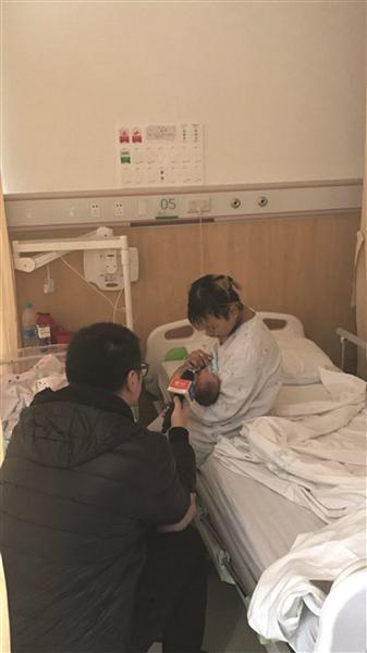 16岁女孩生下女婴 产后第一件事是要上网