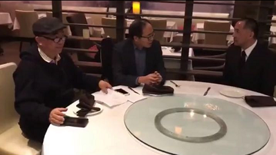 视频截图，郭文贵（右）约见媒体被呛声