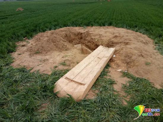 老人为自杀称亲属去世 欺骗同乡挖坑将自己活埋