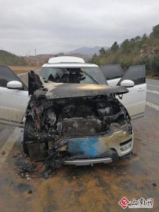 百万路虎高速公路上自燃 车上3人惊险逃生