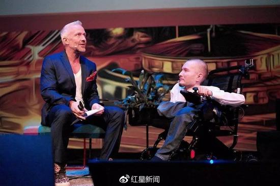 瓦列裡(右)接受媒體訪問