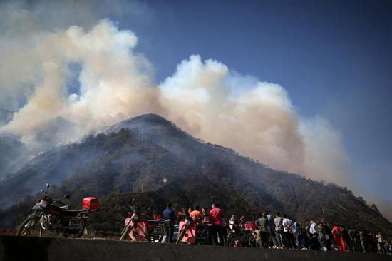 村民上坟引发山火 直升机浓烟中紧急灭火