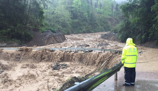 原题目:重庆局地暴雨山洪爆发 途径中止   停止现在,遭到强降雨的