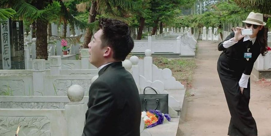 祁同伟哭坟现实版有人清明到官员父母坟上磕头