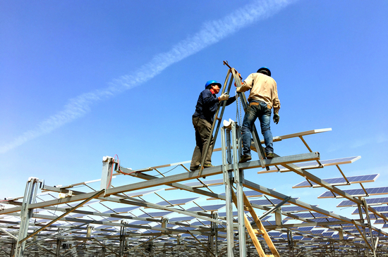 工人正在安装太阳能电池板