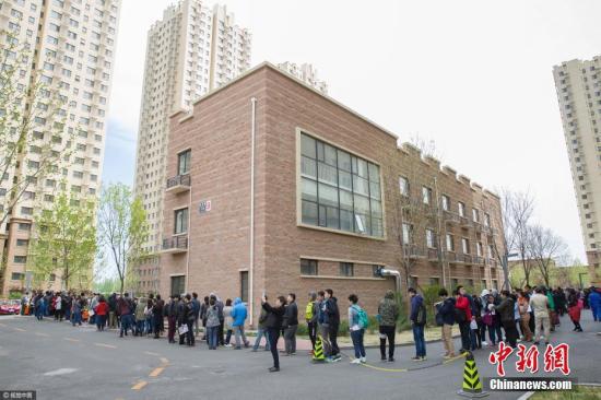 图为2017年4月11日，北京，在燕保·马泉营家园公租房项目现场排队办理公租房登记的队伍。图片来源：视觉中国
