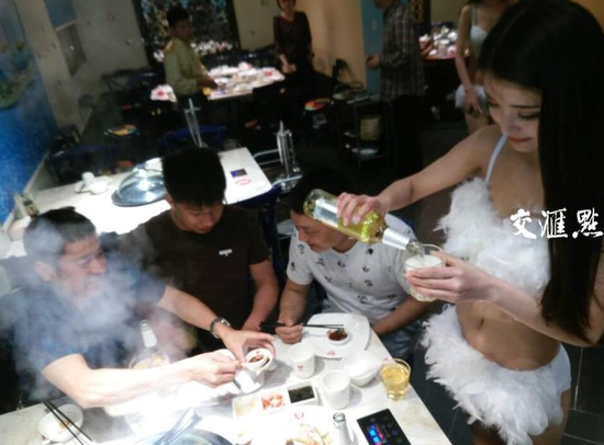 餐厅聘比基尼美女为客端菜 食客:伤风败俗