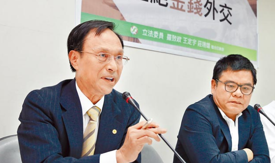 图:台湾外事部门官员陈俊贤(左)&nbsp