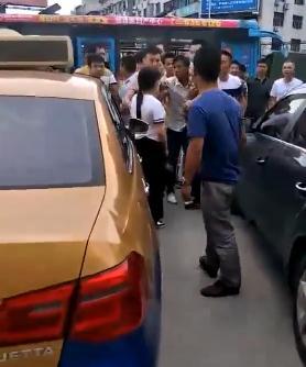 湖南娄底警方通报“人贩子遭村民围攻”-雪花新闻