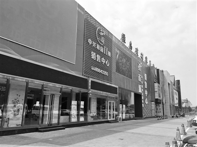 曾经人满为患的售楼一条街异常冷清