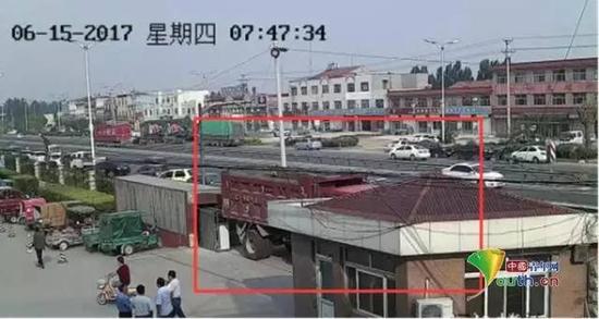 医院监控录像显示大门口堵着一辆大卡车（图自：中国青年网）