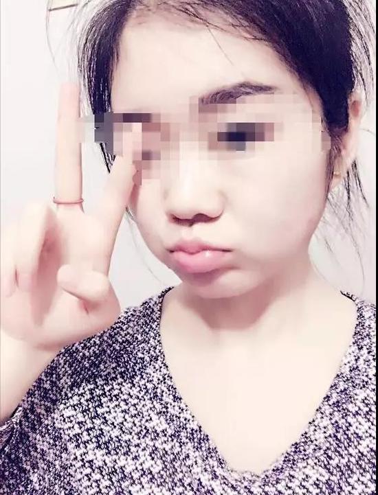 都市快报8月23日消息，2017年3月21日早上，杭州滨江某小区，一个90后姑娘因拒绝男同学求爱，被对方整个人拎起，从19楼出租房扔了下去，当场殒命。